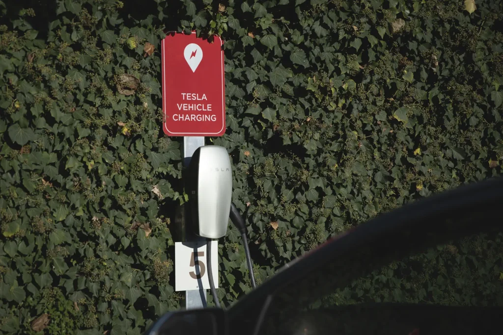 Nell'immagine c'è una colonnina di ricarica per auto elettrica