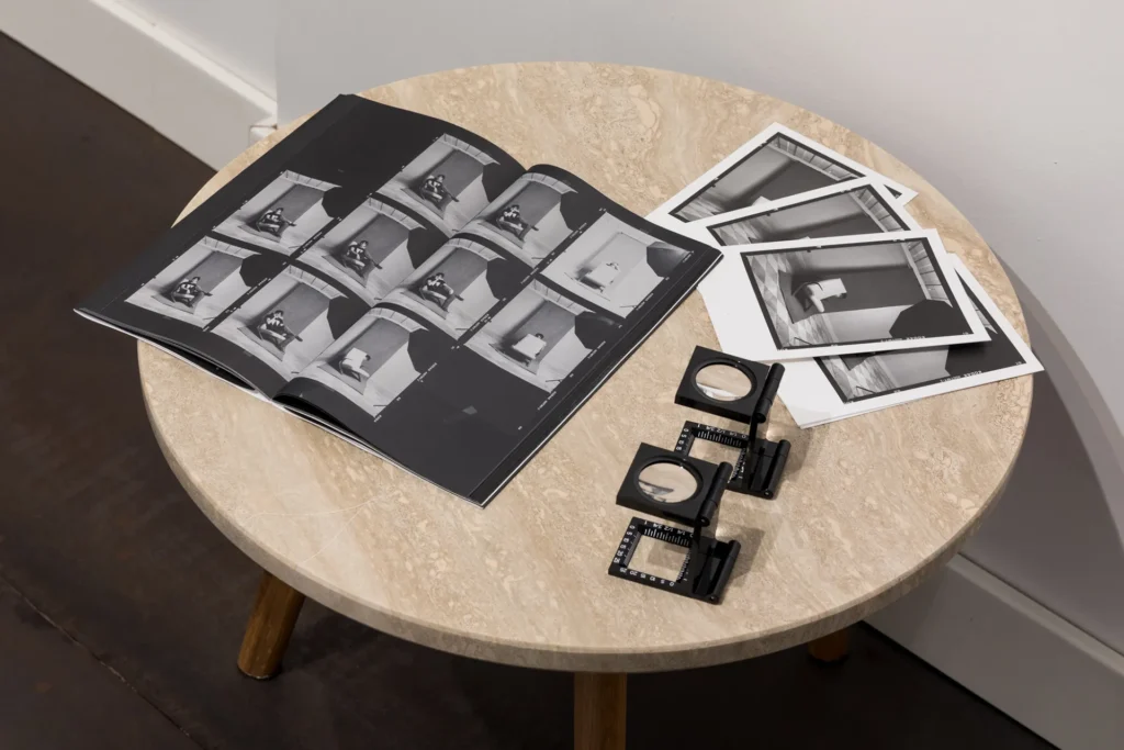 Nell'immagine uno degli spazi comuni dell'hotel. Sul tavolino alcune foto e un album.